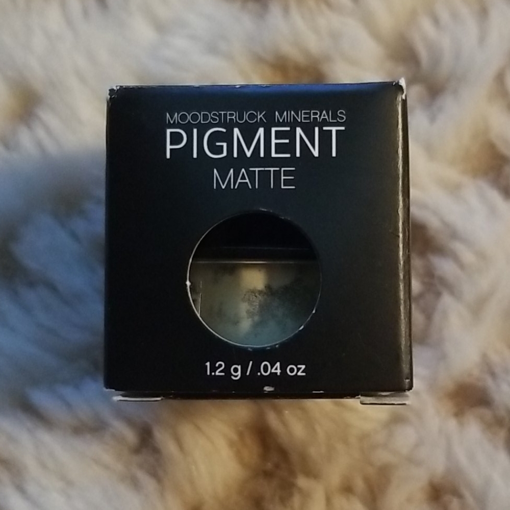 Younique Innocent eye pigment